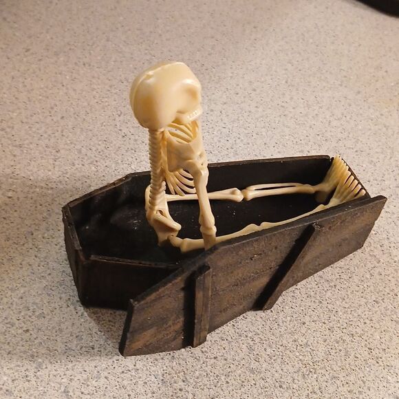 HALLOWEEN TABLETOP DECORATION 6" X 4" X 3" skeleton sitting in wooden coffin - Picture 4 of 4